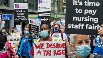صحيفة بريطانية: موجة من الغضب تجتاج طواقم التمريض وسط احتمالات بإضراب عام