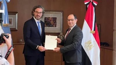    سفير مصر بالأرجنتين يسلم دعوة من الرئيس السيسي لنظيره الأرجنتيني للمشاركة في قمة المناخ