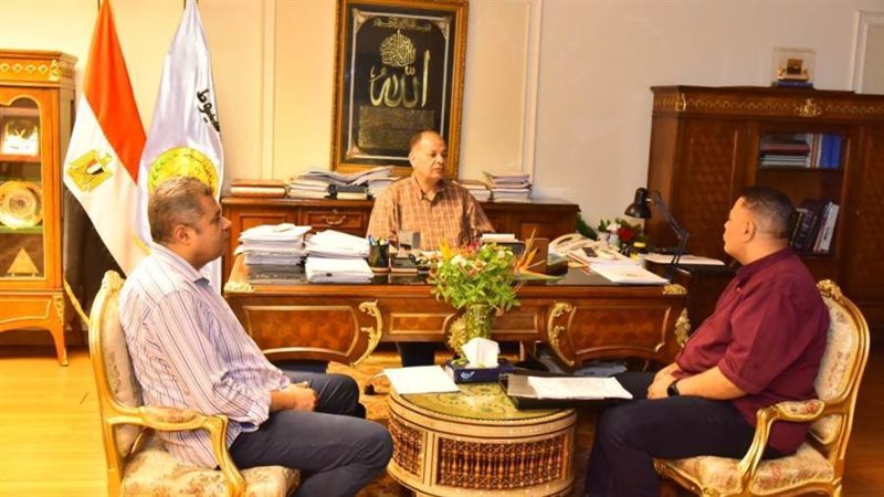 محافظ أسيوط مع وكيل