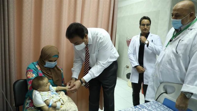 وزير الصحة يداعب