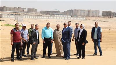 محافظ الوادي الجديد يتفقد مشروع تثبيت وزراعة الغرود الرملية بالخارجة 