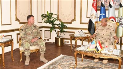 وزير الدفاع والإنتاج الحربي يلتقي قائد القيادة المركزية الأمريكية