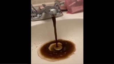 سكان مدينة جاكسون الأمريكية يشربون مياهًا ملوثة.. 