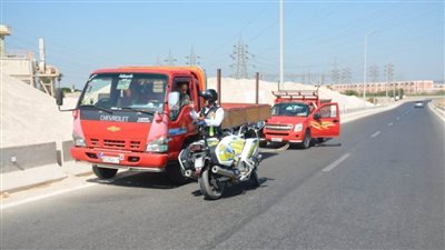 ضبط سيارتين نقل يسيران عكس الاتجاه بالطريق الحر في بنها