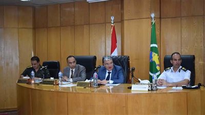 محافظ المنيا يناقش خطة المحافظة الشاملة استعدادًا للعام الدراسي الجديد.. صور