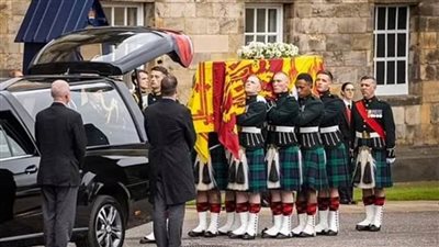 بالفيديو.. نعش الملكة إليزابيث يجول شوارع إدنبرة
