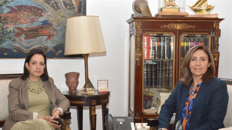 وزيرة الثقافة مع