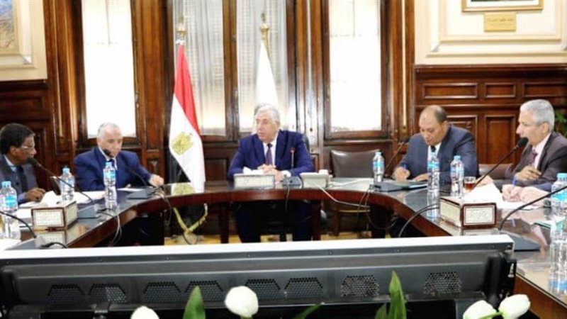 وزير الزراعة مع وفد