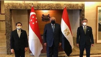 شكرى يؤكد اهتمام مصر باستمرار تطوير العلاقات في شتى المجالات مع سنغافورة