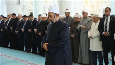 الإمام الأكبر يؤم الوفود الإسلامية المشاركة في مؤتمر زعماء الأديان بمسجد 