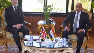  السفير البريطاني خلال لقائه وزير الطيران: مصر الواجهة المفضلة للسائح البريطاني