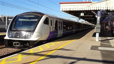 بريطانيا تسير قطارات ليلية إضافية لنقل المعزين إلى لندن