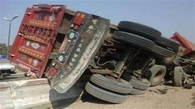 انقلاب سيارة نقل بمقطورة بطريق شبرا بنها الحر 