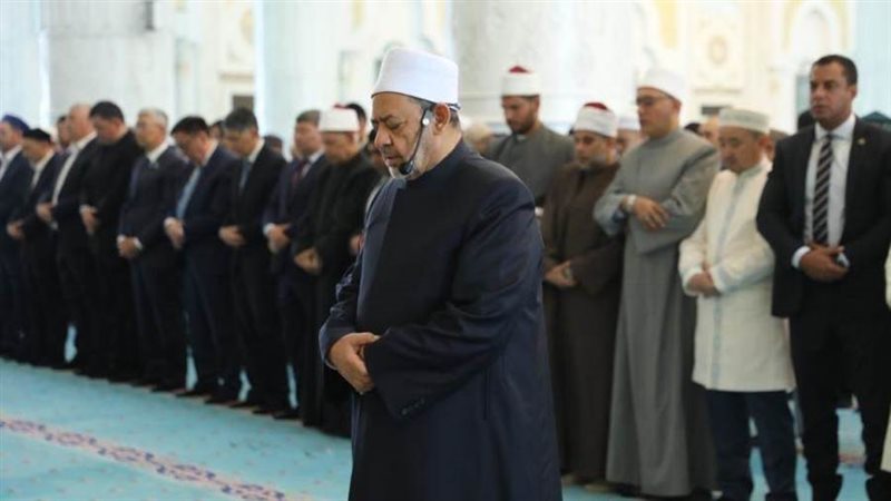 الإمام الأكبر يؤم