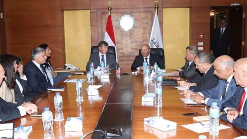 وزير النقل مع سفير