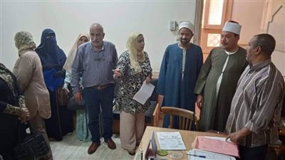 رئيس منطقة سوهاج الأزهرية يتابع مقابلات تجديد عقود عاملات رياض الأطفال 