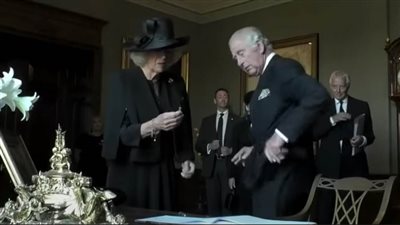 الملك تشارلز ينفعل بسبب قلم حبر... فيديو