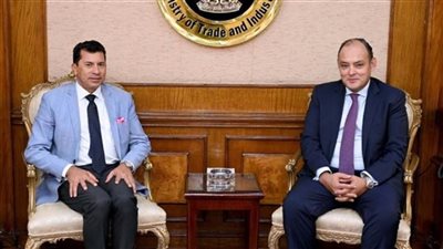 وزير الشباب والرياضة يبحث مع وزير التجارة والصناعة التعاون المشترك