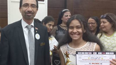 «ناتالي» موهبة كورال ثقافة أسوان تفوز بجائزة مهرجان نجوم المواهب في الغناء