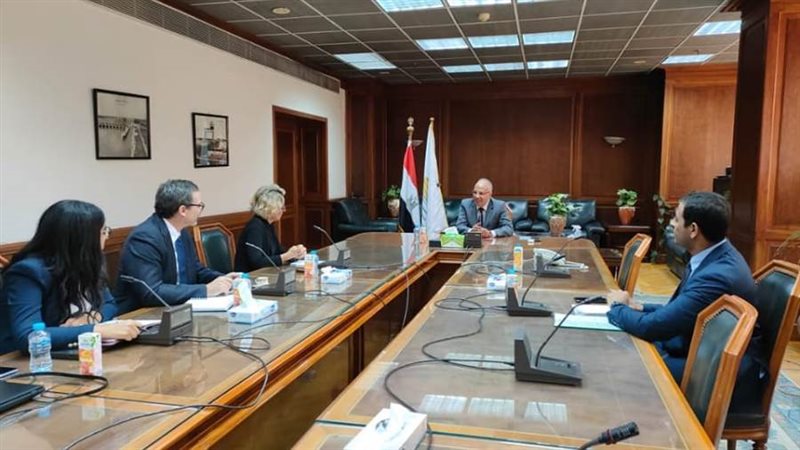 وزير الرى خلال اللقاء