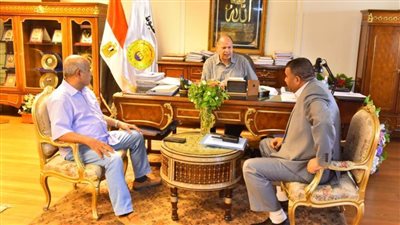 محافظ أسيوط يشدد على تحقيق الاشتراطات والمواصفات الفنية والهندسية لأعمال الرصف بالمراكز والأحياء