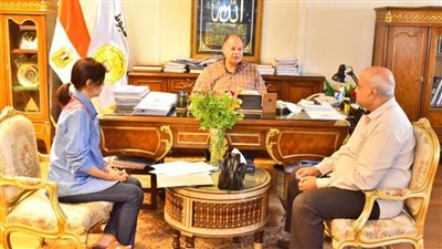 محافظ أسيوط يتابع مستجدات الموقف التنفيذي لأعمال إنشاء أسواق ومواقف نموذجية بقرى حياة كريمة