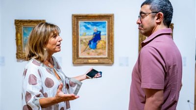 عبد الله بن زايد يزور متحف تل أبيب للفنون ويؤكد أنه يدعو لقيم التسامح بين الشعوب