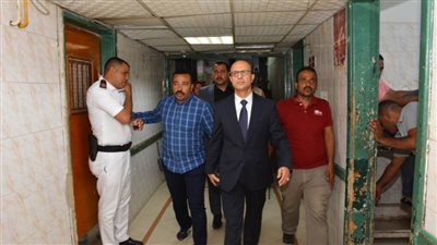 رئيس جامعة أسيوط فى زيارة لوحدة الإصابات بالمستشفى الجامعى عقب الحريق الذي نشب بها