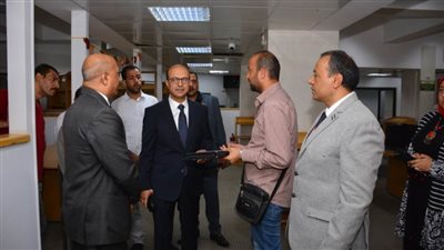 رئيس جامعة أسيوط يتفقد انتظام العمل بمركز الخدمات العامة للرسائل العلمية والبحوث