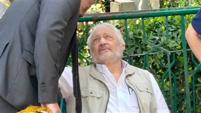 صور.. خالد زكي يودع جثمان زوجته