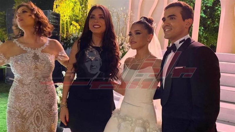 العروسان في حفل الزفاف