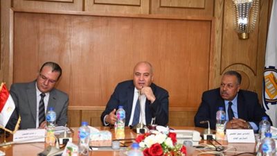 محافظ قنا يناقش آخر مستجدات تنفيذ مشروعات برنامج التنمية المحلية 