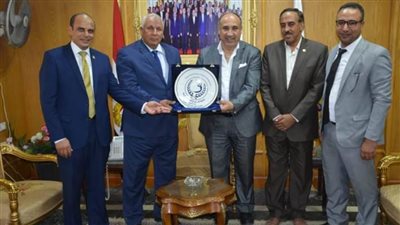 محافظ الوادي الجديد يلتقي وفد النقابة العامة للمهن الرياضية  