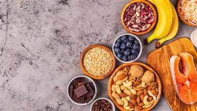  10 أطعمة لتحسين المزاج.. قاوم الزعل بالبيض والتوت والموز