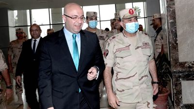 محافظ بني سويف وقائد قوات الدفاع الشعبي والعسكري يناقشان مجابهة الأزمات