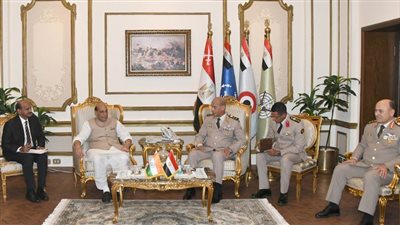وزير الدفاع والإنتاج الحربي يلتقي نظيره الهندي
