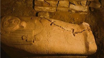 الكشف عن تابوت من الجرانيت الوردي في منطقة آثار سقارة