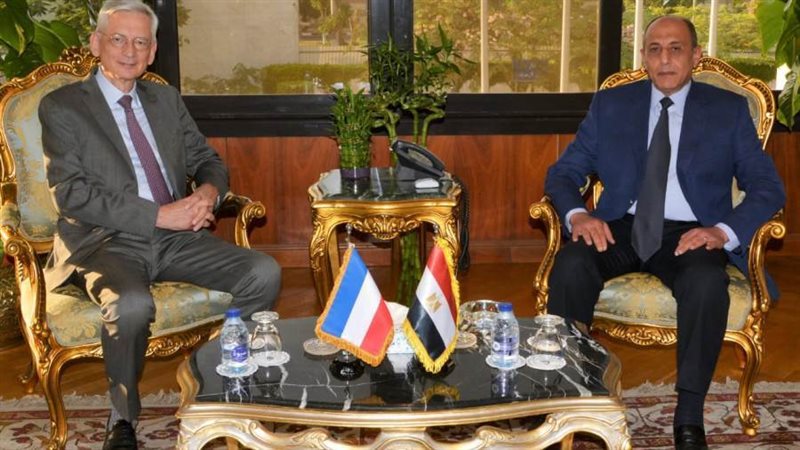 وزير الطيران مع السفير