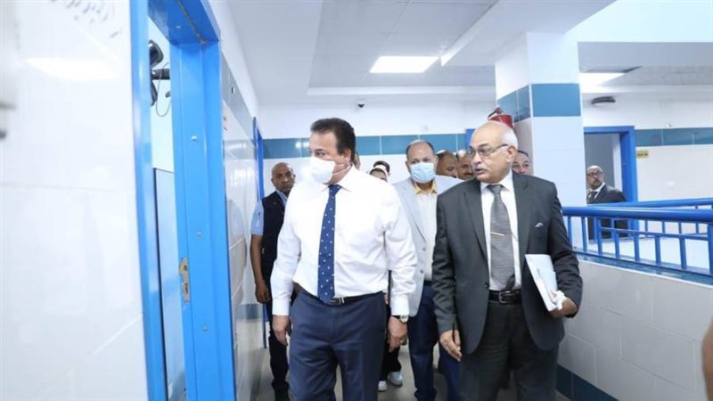 وزير الصحه خلال زيارتة