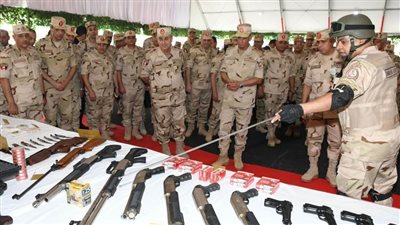 وزير الدفاع يكرم عدداً من المتميزين من رجال قوات حرس الحدود 