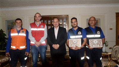 محافظ أسيوط يكرم 