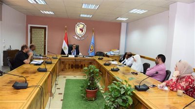 رئيس جامعة سوهاج يناقش استعدادات إنشاء وحدة الميكروسكوب الإلكتروني الماسح 