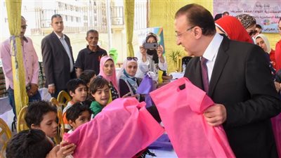 الشريف يستضيف 100 طفل من ذوي الهمم والأيتام لتوزيع المستلزمات المدرسية