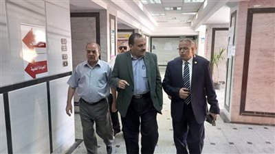 نائب رئيس جامعة بنها يتفقد أعمال الكشف الطبى للطلاب الجدد