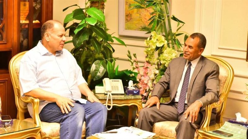 محافظ أسيوط مع والد