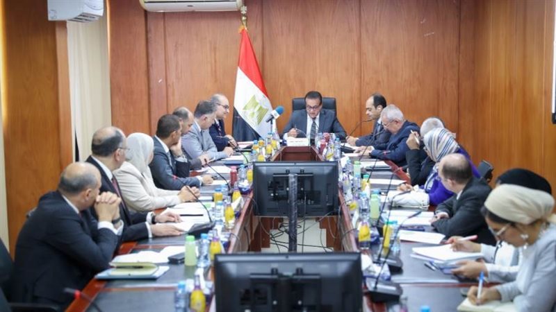 اجتماع وزير الصحة
