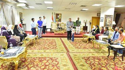 محافظ أسيوط يكرم 13 معلمًا بمدارس أسيوط الجديدة لتميزهم وتفانيهم في العمل