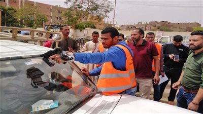 تحرير 2322 مخالفة عدم تركيب الملصق الإلكتروني ورفع 55 سيارة ودراجة متهالكة خلال 24 ساعة