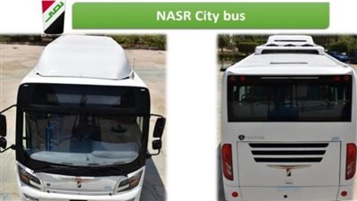 وزير قطاع الأعمال يستعرض نموذجا لحافلة نقل تعمل بالغاز الطبيعي