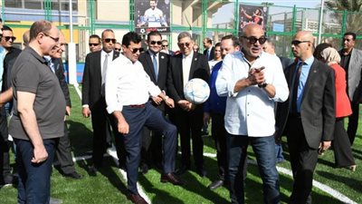 وزير الرياضة يفتتح تطوير ملعب الكرة الخماسي ويُكرم الأبطال الدوليين بنادي الزهور